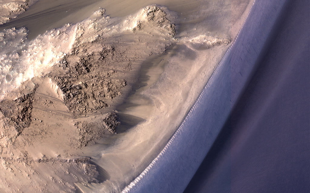 Recurrent slope lineae